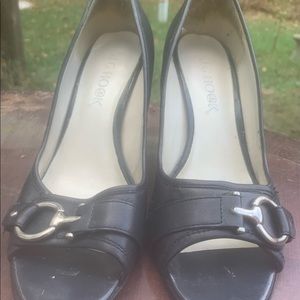 Open toe skinny heel leather pumps.